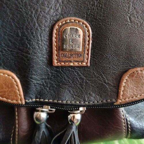 Charm and Shape shoulder bag like new, leather with tassels
