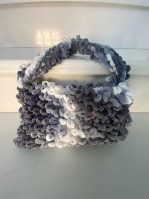 Ръчно изработена чанта за ръка с пухкава прежда като нова, бяла и сива