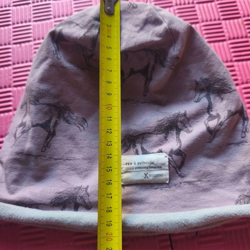 Children's purple hat with horses Maximo like new