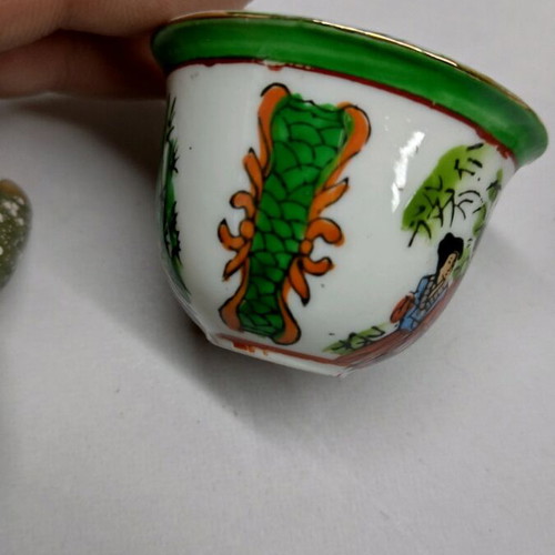 Chinese miniature tea set Zhong Guo Jingdezhen Zhi with 9 pieces, painted geishas