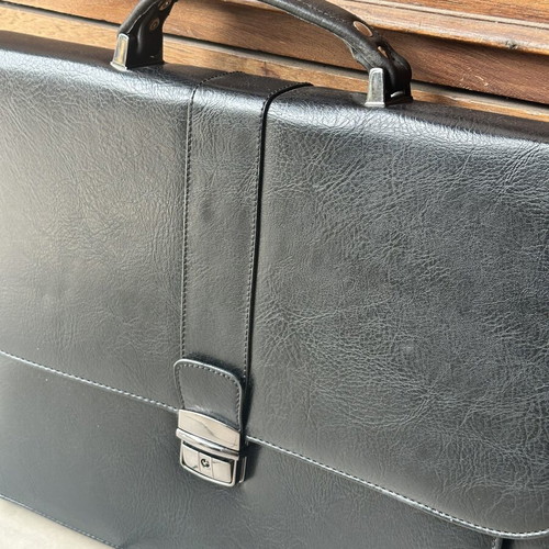 Business Briefcase black like new with lock and keys