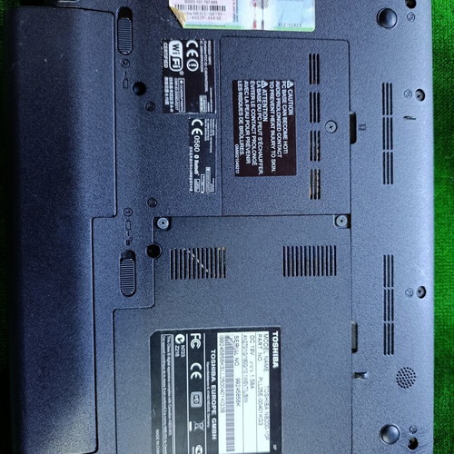 Toshiba NB200-10P compact netbook with Ubuntu Linux