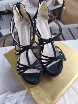 Rossi summer platform sandals size 38 black like new