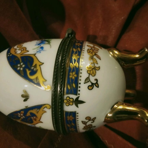 Limoges porcelain egg holder jewelry box like new with hand-painted decoration