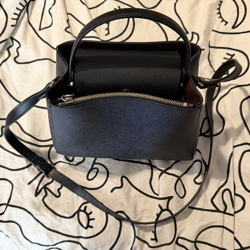 Bag like new, black exterior and burgundy interior, durable material