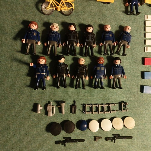 Playmobil police, post and other sets used, 25 figures and equipment