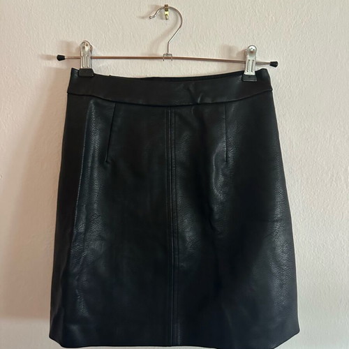 Black leather skirt Stradivarius like new with asymmetrical zipper