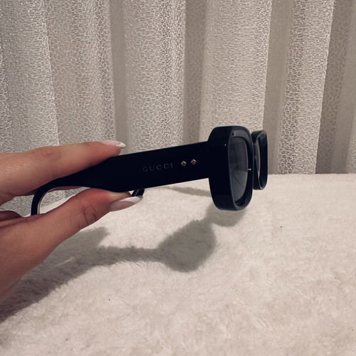 Gucci sunglasses like new, black and gold