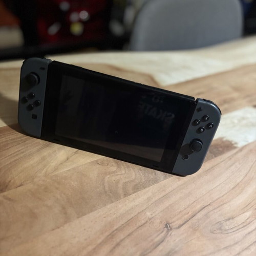 Nintendo Switch V2 сиво като нов с аксесоари