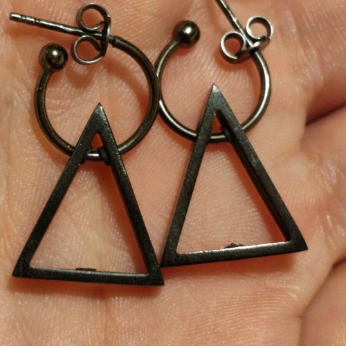 Black earrings like new, triangle design