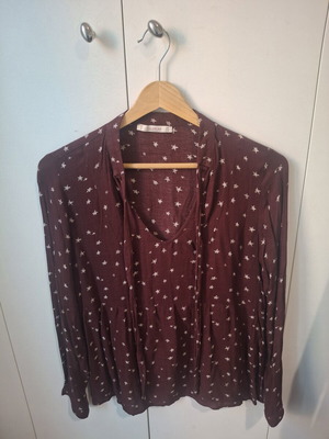 Pull & Bear burgundy shirt with star pattern like new, size S