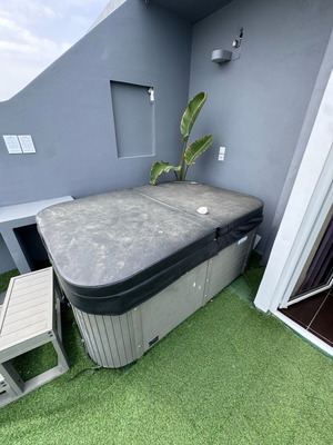 Two-Seater Spa Hydro Massage used from Barella Ermis Spa