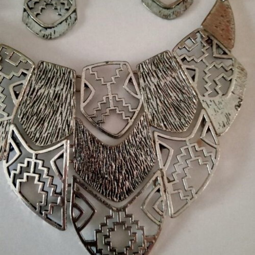 Necklace and earrings set new, silver color