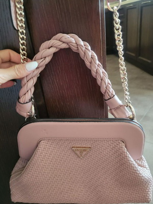 Τσάντα Guess σαν καινούργια με 2 λουράκια και τσάντα αποθήκευσης