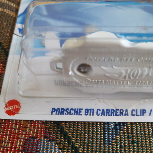 Hot Wheels Porsche 911 Carrera clip keychain new, metal