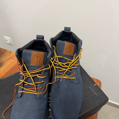 Calgary men's boots like new, size 42, blue