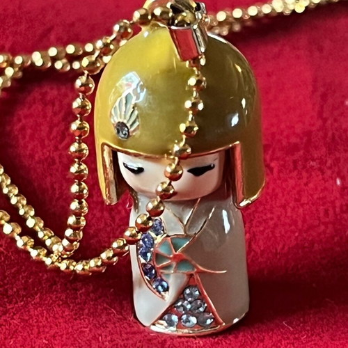 Μενταγιόν Kimmidoll Collection Yasuko με πέτρες Swarovski, σμάλτο και επιχρύσωση σαν καινούργιο