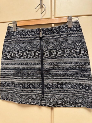 Stradivarius mini printed skirt like new, grey and blue