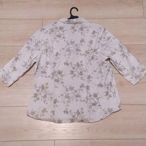 Women's shirt new with 3/4 sleeve, size M/L, white