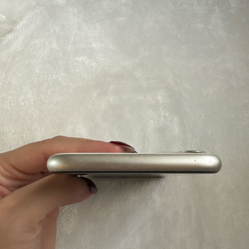 iPhone 11 64GB used, white, 75% battery health
