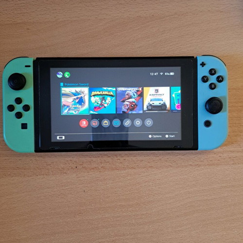 Nintendo Switch Animal Crossing Edition употребяван с SanDisk 64GB и зарядно