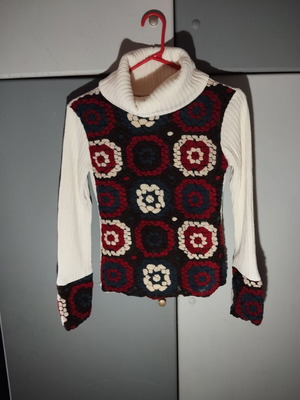 Women’s S❤️S turtleneck sweater new, white with colorful pattern
