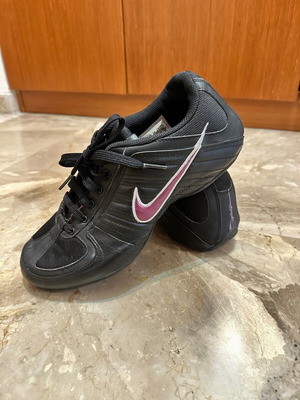 Αθλητικά Nike σαν καινούργιο, μέγεθος 40.5, μαύρο και ροζ