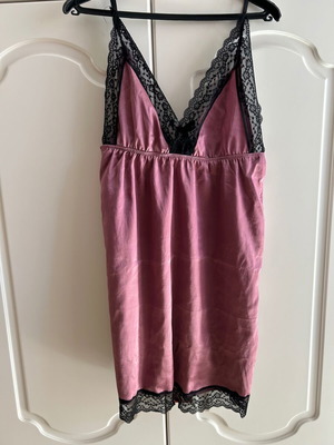 Satin nightgown purple like new, size M