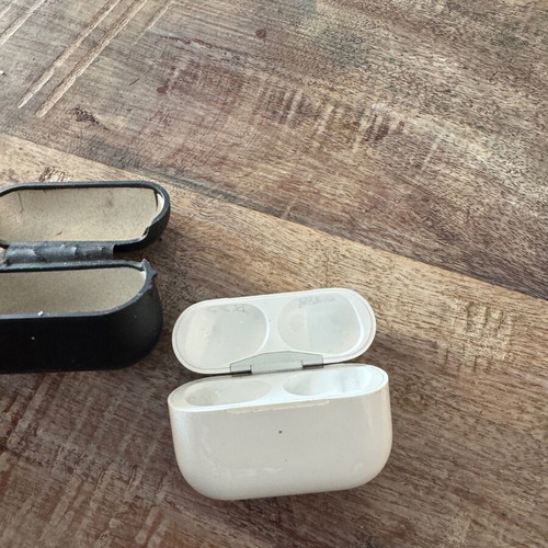 AirPods case like new