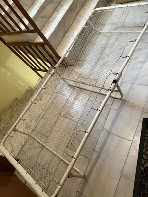 Μεταλλικό πτυσσόμενο ράντζο με ελατήριο και δίχτυ σε λευκό