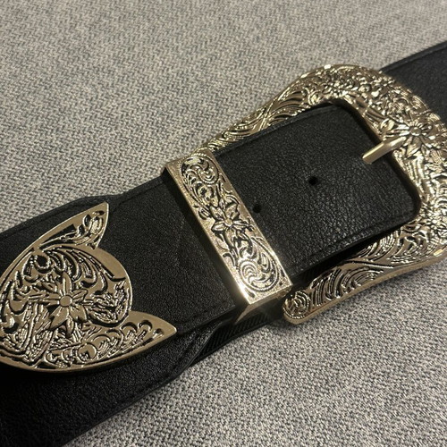 Elastic belt with large gold buckle like new, adjustable size 70