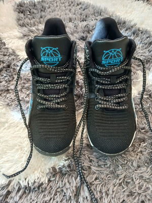 Basketball shoes size 33 like new for kids