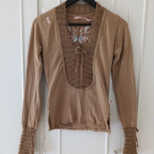 Real Y2k longsleeve shirt with embroidered peacocks and crochet details