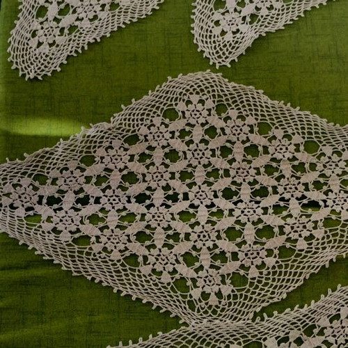 Vintage crochet doily set like new, 4 pieces diamond shape