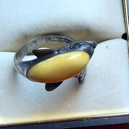 Vintage dolphin-shaped ring with yellow amber stone like new