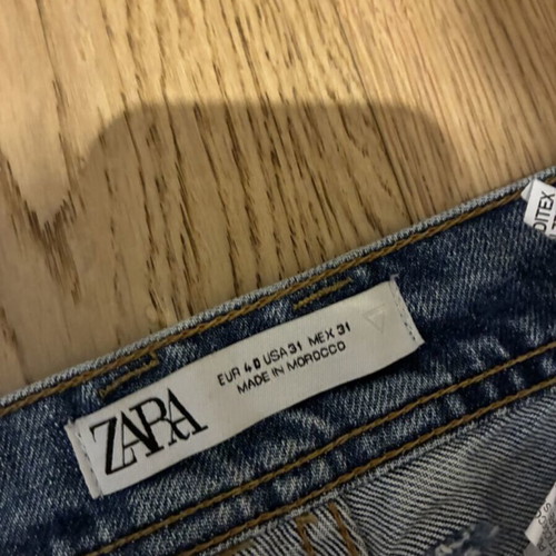 Zara jeans size 40 with small decorative tear