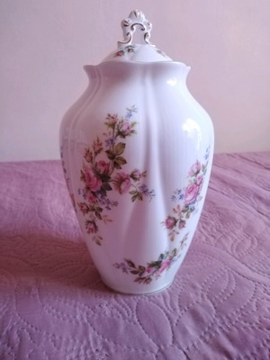Royal Albert Moss Rose decorative vase with lid 22cm like new