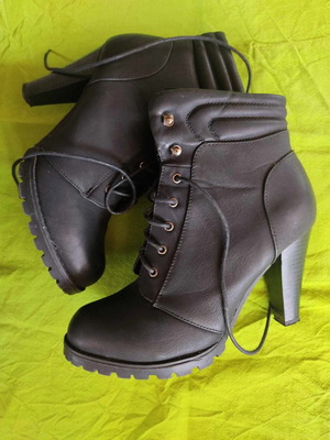 Women's boots used, black size 40 with 9 cm heel