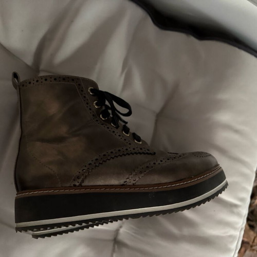 Women's boots like new, metallic color