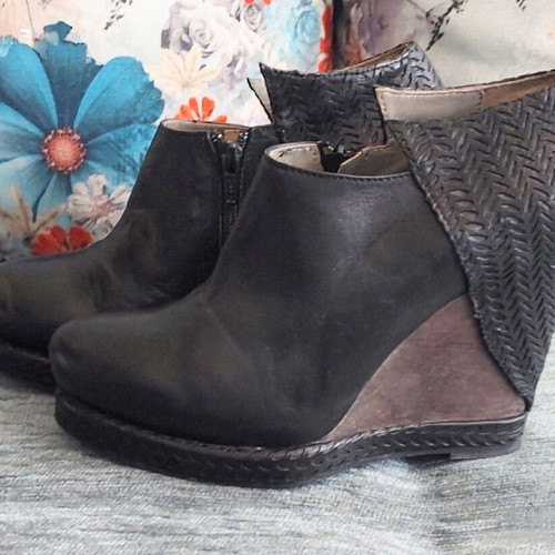 Leather boots like new, black and brown, 10 cm heel
