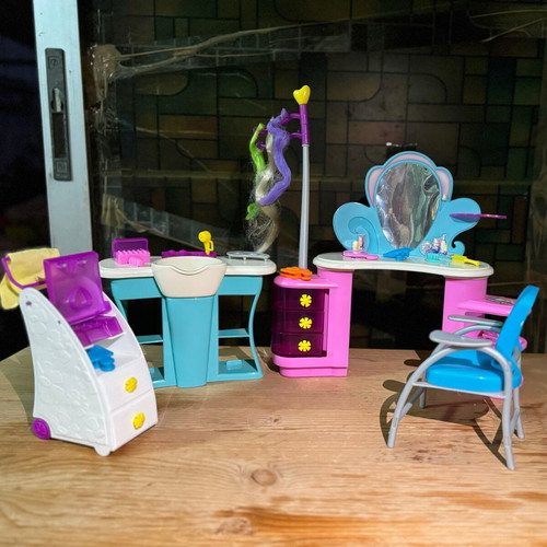 Barbie salon with all accessories 2003