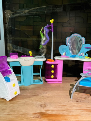 Barbie salon with all accessories 2003