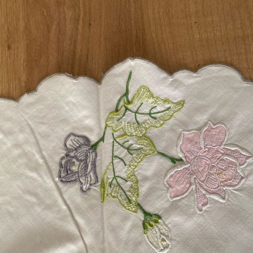 Round tablecloth like new, white with flowers, 79cm diameter