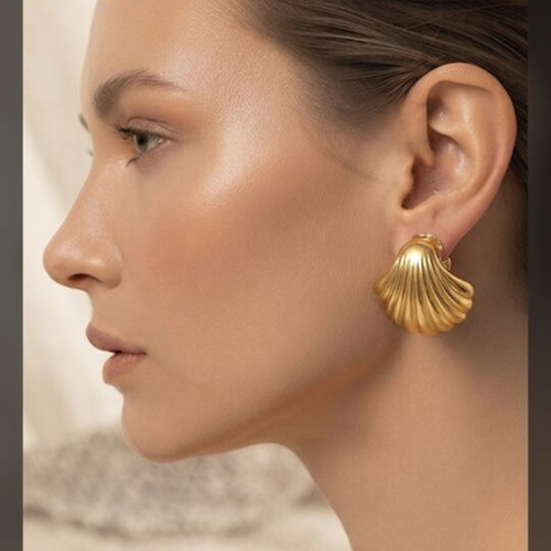 Shell earrings like new, gold tone