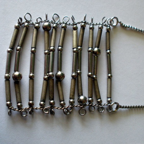 Women's necklaces used, various designs and materials