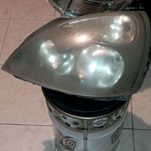 Renault Clio II headlights used, one with broken mounts
