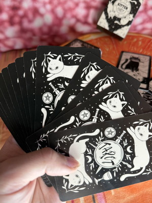 Τράπουλα Kitten Tarot σαν καινούργιο, ασπρόμαυρη εικονογράφηση με γάτες