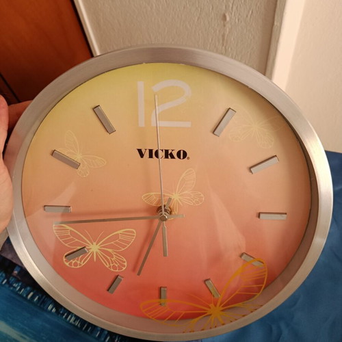 Vicko wall clock analog, like new, battery powered