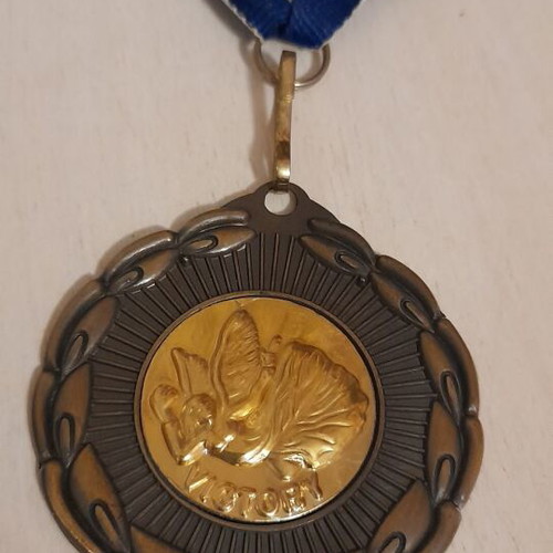 Χρυσό μετάλλιο Victory σαν καινούργιο με άσπρο-μπλε κορδόνι