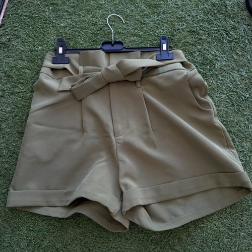 Unique21 women's shorts with belt like new, khaki green